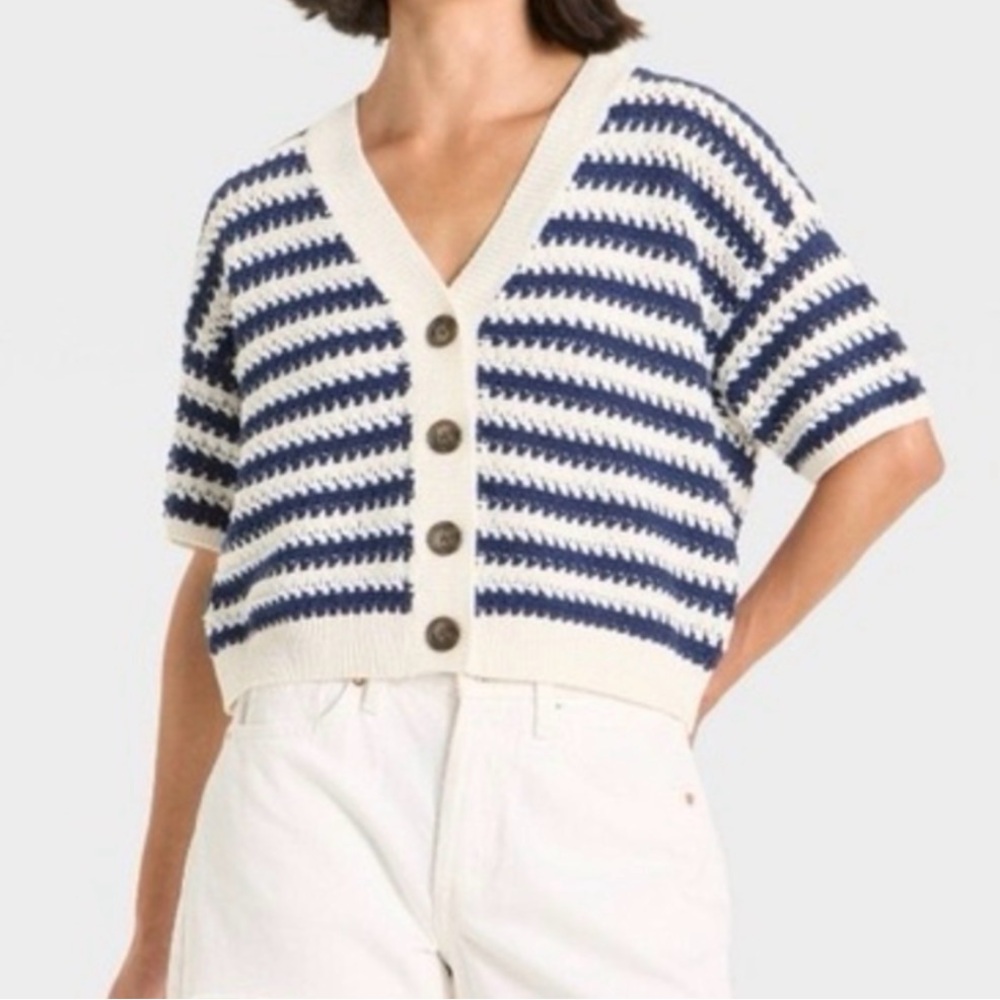 Universal thread short sleeve sweater